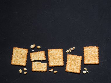 Susam siyah bir arka plan ile Fransız kraker