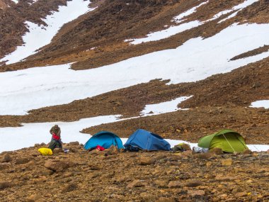 Dağlarda turistik çadır. Güzel dağ manzarası, panorama. Karlı tepe. Kutup Urallar dağlar. Yamal