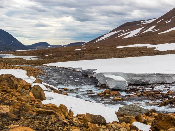 Vackra Bergslandskap Panorama Snöiga Topp Mountain River Polar Urals Berg — Stockfoto