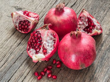 Olgun kırmızı taze nar meyve ahşap rustik arka plan üzerinde. Sağlıklı gıda, portre, düz yatıyordu, en iyi görünümü