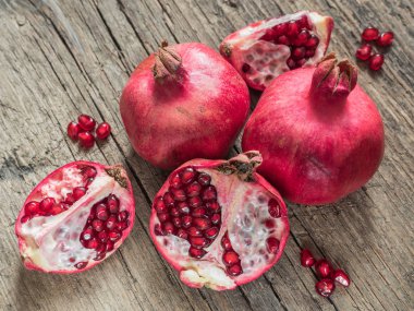 Olgun kırmızı taze nar meyve ahşap rustik arka plan üzerinde. Sağlıklı gıda, portre, düz yatıyordu, en iyi görünümü