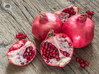 Olgun kırmızı taze nar meyve ahşap rustik arka plan üzerinde. Sağlıklı gıda, portre, düz yatıyordu, en iyi görünümü