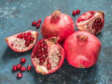 Rustik koyu mavi arka plan üzerinde taze Olgun kırmızı nar meyve. Sağlıklı gıda, portre, düz yatıyordu, en iyi görünümü