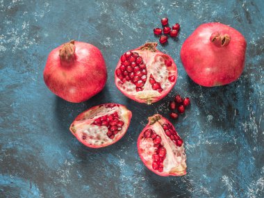 Rustik koyu mavi arka plan üzerinde taze Olgun kırmızı nar meyve. Sağlıklı gıda, portre, düz yatıyordu, en iyi görünümü