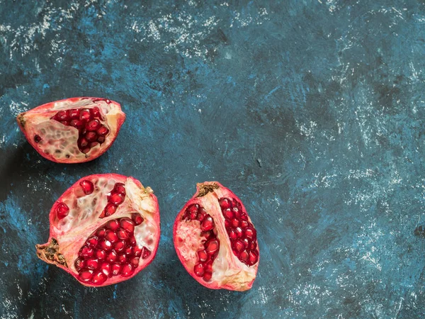 Fruta Granada Roja Madura Fresca Sobre Fondo Rústico Azul Oscuro —  Fotos de Stock