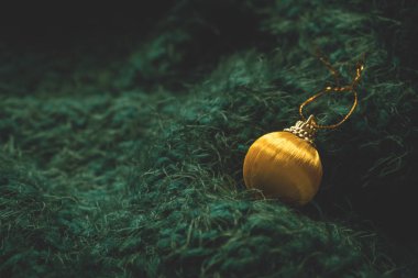 Noel oyuncak. Yumuşak yeşil zemin üzerine sarı Noel top. Noel tatil kutlama kavramı