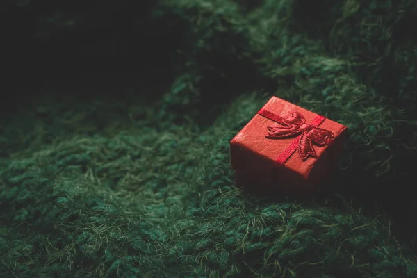 Caja Regalo Roja Sobre Fondo Suave Verde Sorpresa Confort Calidez —  Fotos de Stock