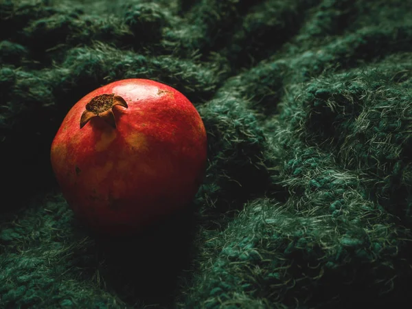 Mogna Röda Färskt Granatäpple Frukt Mjuk Grön Bakgrund Hälsosam Mat — Stockfoto