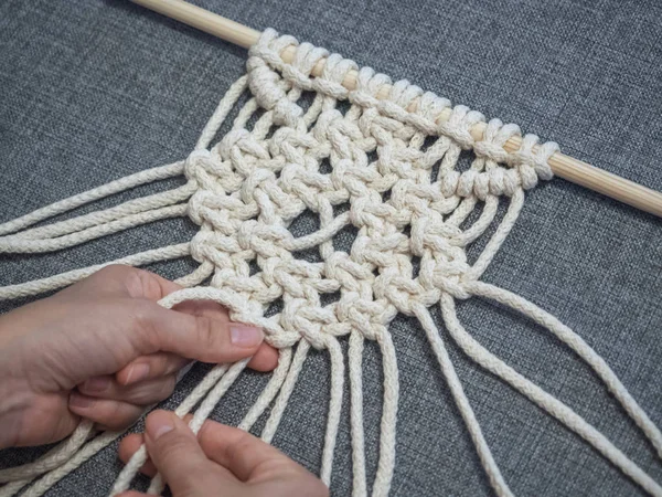 Macrame Meisje Weeft Macrame Witte Draad Vrouwelijke Hand Grijze Achtergrond — Stockfoto