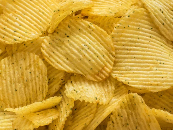 Popüler Amerikan fast food, bira Aperatif. Oluklu patates cipsi portre. Doku. Arka plan