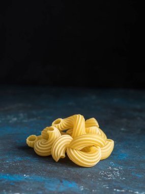 Makarna fırıncı closeup koyu mavi zemin üzerine kuru. Önden görünüm, metin için yer