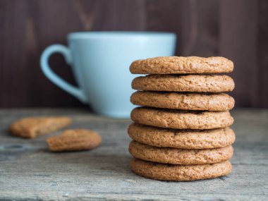 Sağlıklı yulaf ezmesi burger. Yulaf ezmesi kurabiye yığını, beyaz Kupası ahşap arka plan üzerinde. Yararlı tatlılar tatlı