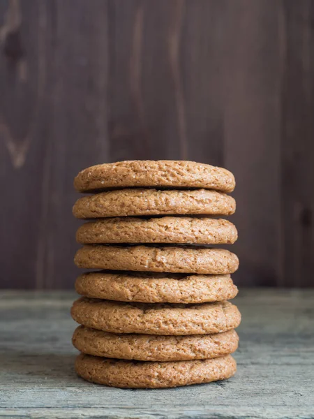 Sağlıklı yulaf ezmesi burger. Ahşap arka plan yulaf ezmesi kurabiye yığını. Yararlı tatlılar tatlı