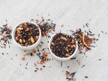 Tarçın, elma, portakal, kişniş, kakule, karanfil ve kırmızı biber ile siyah meyve çay yaprakları Kuru