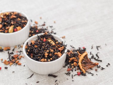 Tarçın, elma, portakal, kişniş, kakule, karanfil ve kırmızı biber ile siyah meyve çay yaprakları Kuru