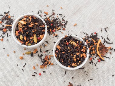Tarçın, elma, portakal, kişniş, kakule, karanfil ve kırmızı biber ile siyah meyve çay yaprakları Kuru