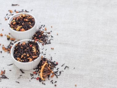 Tarçın, elma, portakal, kişniş, kakule, karanfil ve kırmızı biber ile siyah meyve çay yaprakları Kuru