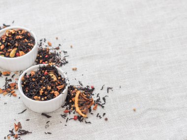 Tarçın, elma, portakal, kişniş, kakule, karanfil ve kırmızı biber ile siyah meyve çay yaprakları Kuru