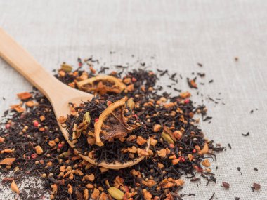 Tarçın, elma, portakal, kişniş, kakule, karanfil ve kırmızı biber ile siyah meyve çay yaprakları Kuru