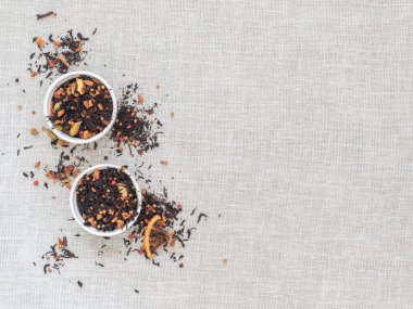 Tarçın, elma, portakal, kişniş, kakule, karanfil ve kırmızı biber ile siyah meyve çay yaprakları Kuru