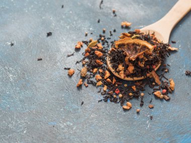 Tarçın, elma, portakal, kişniş, kakule, karanfil ve kırmızı biber ile siyah meyve çay yaprakları Kuru