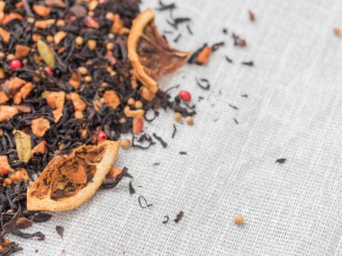 Tarçın, elma, portakal, kişniş, kakule, karanfil ve kırmızı biber ile siyah meyve çay yaprakları Kuru