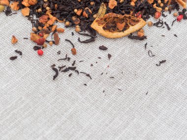 Tarçın, elma, portakal, kişniş, kakule, karanfil ve kırmızı biber ile siyah meyve çay yaprakları Kuru