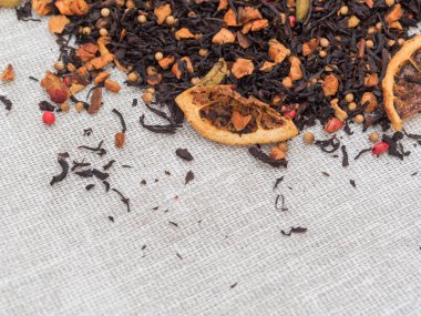 Tarçın, elma, portakal, kişniş, kakule, karanfil ve kırmızı biber ile siyah meyve çay yaprakları Kuru