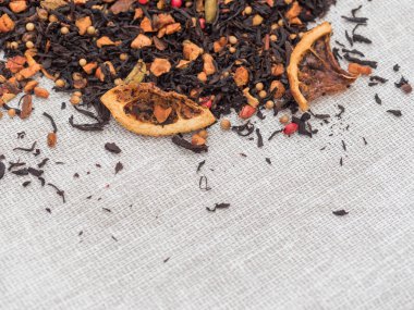 Tarçın, elma, portakal, kişniş, kakule, karanfil ve kırmızı biber ile siyah meyve çay yaprakları Kuru