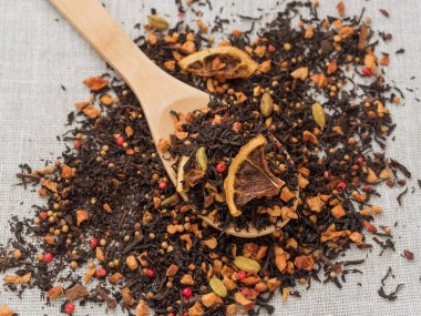 Tarçın, elma, portakal, kişniş, kakule, karanfil ve kırmızı biber ile siyah meyve çay yaprakları Kuru
