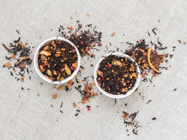 黑水果茶的干叶 配肉桂 丁香和红辣椒 — 图库照片