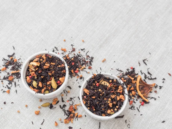 Tarçın, elma, portakal, kişniş, kakule, karanfil ve kırmızı biber ile siyah meyve çay yaprakları Kuru