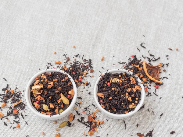 Tarçın, elma, portakal, kişniş, kakule, karanfil ve kırmızı biber ile siyah meyve çay yaprakları Kuru