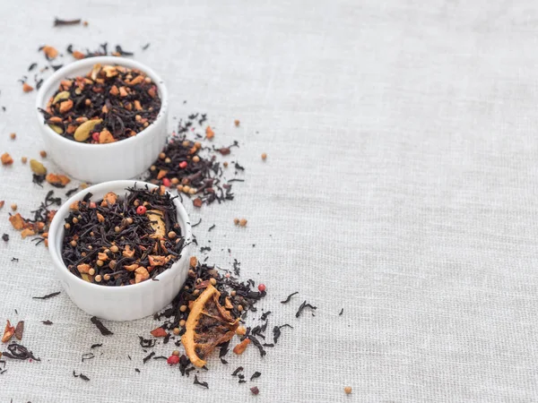 Tarçın, elma, portakal, kişniş, kakule, karanfil ve kırmızı biber ile siyah meyve çay yaprakları Kuru