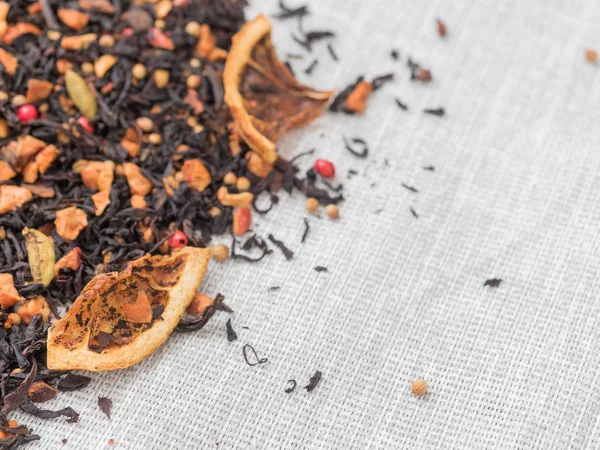 Tarçın, elma, portakal, kişniş, kakule, karanfil ve kırmızı biber ile siyah meyve çay yaprakları Kuru