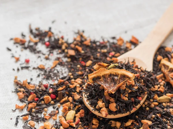 Tarçın, elma, portakal, kişniş, kakule, karanfil ve kırmızı biber ile siyah meyve çay yaprakları Kuru