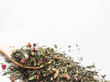 Kuru Sencha yeşil çiçek çay yaprakları ile Fuska yaprak, frenk üzümü, Yasemin, gül yaprakları, tatlım granülleri, Orman berry aroma beyaz arka plan üzerinde