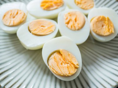 Haşlanmış tavuk yumurtası gri bir plaka üzerinde. Ahşap arka plan. Paskalya kavramı