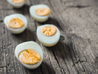 Ahşap zemin üzerine haşlanmış tavuk yumurtası. Paskalya kavramı