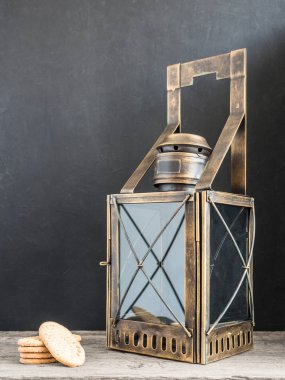 Eski fener. Siyah arka plan üzerine eski vintage metal demiryolu lamba. Sanatsal natürmort