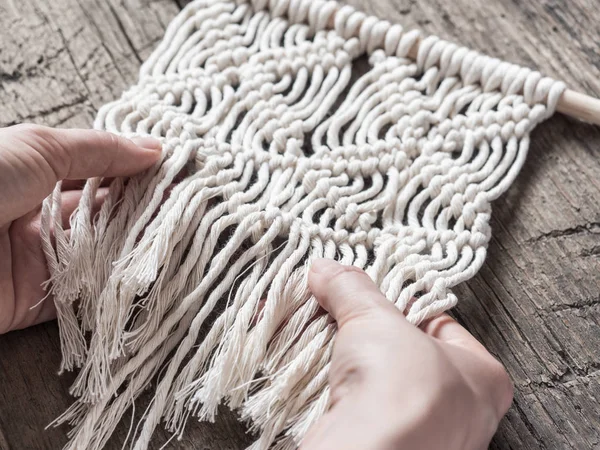 Macrame Girl Weaves Macrame White Thread Female Hand Wooden Background — Stock Photo, Image