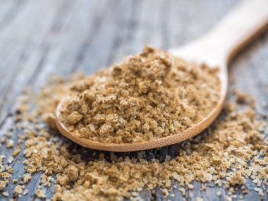 Asya baharat. Ahşap zemin üzerine kaşık Svan tuz. Portre