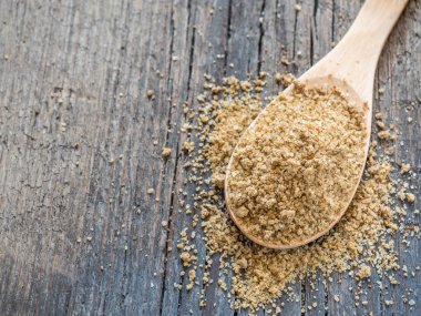 Asya baharat. Ahşap zemin üzerine kaşık Svan tuz. Portre