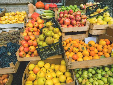 Meyve semt pazarı ile farklı renkli taze meyve: elma, armut, hurma, üzüm