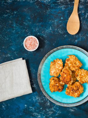 Ev yapımı kızarmış tavuk pirzola, fileto nuggets koyu mavi zemin üzerine seramik plaka. Diyet kavramı. Sağlıklı gıda. Düz yatıyordu
