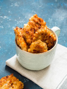 Ev yapımı kızarmış tavuk pirzola, fileto nuggets mavi zemin üzerine seramik mug içinde. Diyet kavramı. Sağlıklı gıda