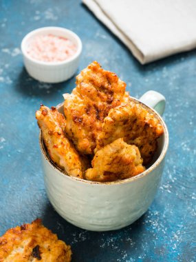 Ev yapımı kızarmış tavuk pirzola, fileto nuggets mavi zemin üzerine seramik mug içinde. Diyet kavramı. Sağlıklı gıda