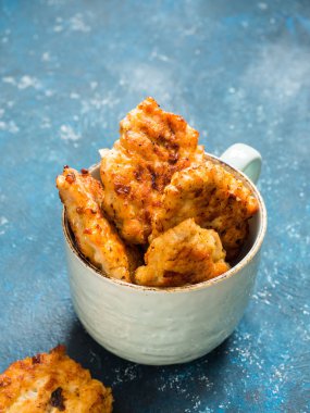 Ev yapımı kızarmış tavuk pirzola, fileto nuggets mavi zemin üzerine seramik mug içinde. Diyet kavramı. Sağlıklı gıda