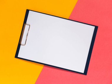 Yaratıcı geometrik düz arka plan yattı. Boş klip yönetim kurulu, sarı ve pembe renkli kağıt. Minimalist tasarım konsepti