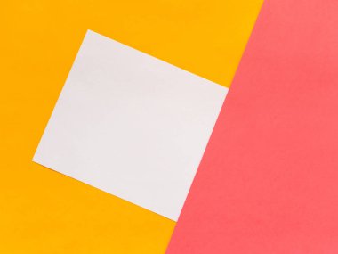 Yaratıcı geometrik düz arka plan yattı. Sarı ve pembe renk pa